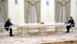 جدل طاولة "بوتين-ماكرون" لا يتوقف.. من صنعها؟