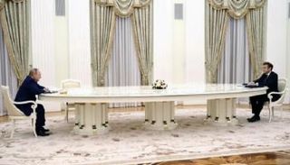 طاولة مفاوضات بوتين- ماكرون - الجارديان