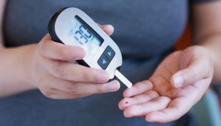 شخص يقيس مستوى السكر في الدم