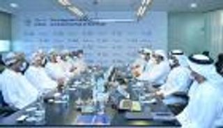 وزارة الصناعة الإماراتية تعرض تجربة "كيزاد" على وفد عماني