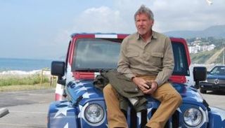 النجم هاريسون فورد وطرازه Jeep Liberty