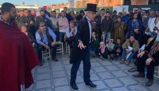 السفير البريطاني لدى المغرب في عرض حكواتي بمراكش
