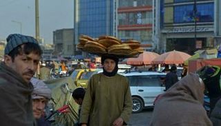 بائع خبز في كابول - أف ب