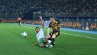 الدوري الكويتي.. حكم يخرج تحت حماية الأمن بسبب هدف ملغى (فيديو)
