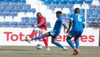 بعد شد وجذب.. لفتة إنسانية تلطف الأجواء بين الأهلي والهلال السوداني (فيديو)