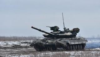 جنود أوكرانيون يقودون دبابة أثناء تدريبات- رويترز