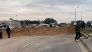 سواتر ترابية على الطريق بين الزاوية وطرابلس الليبييتين