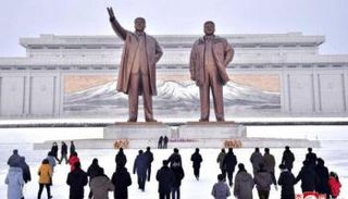 تمثالا كيم جونج إيل وكيم إيل سونج