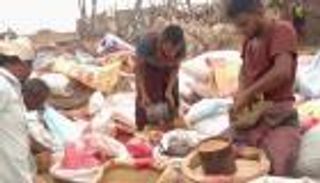 الأسواق الشعبية.. متاحف يمنية متنقلة تقاوم تجريف الحوثي (صور)