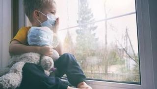 طفل مصاب بكوفيد-19