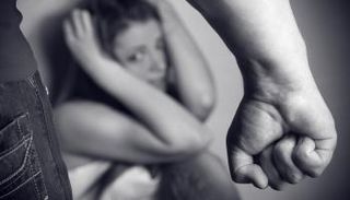 تعرض النساء للعنف - أرشيفية