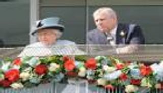 تحت جنح الليل.. أندرو يتلمس "السماح" من أمه إليزابيث