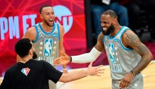 ليبرون جيمس وستيفن كوري في مباراة كل النجوم