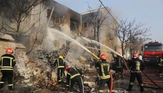 عناصر الدفاع المدني بموقع حادث تحطم الطائرة