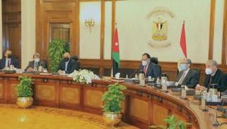 رئيس الوزراء الأردني خلال اجتماعه بنظيره المصري في القاهرة