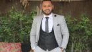 محمد الريفي يصرخ في الشارع بطريقة هيستيرية.. ما علاقة والدته بالموضوع؟