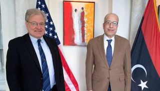 جانب من لقاء سابق بين محافظ المصرف المركزي الكبير والسفير الأمريكي نورلاند