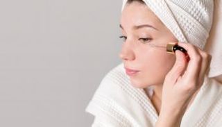 ينبغي تنظيف البشرة جيداً قبل وضع زيت الوجه- أرشيفية