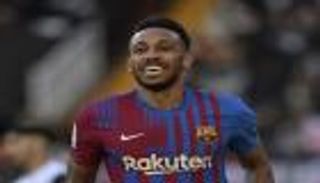 فالنسيا ضد برشلونة.. هدية الحكم تمنح أوباميانج أول هاتريك