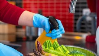 زيت القرفة من أفضل المطهرات الطبيعة للخضراوات