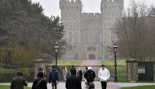 بريطانيون أمام قلعة وندسور دعماً للملكة إليزابيث الثانية - أ ف ب