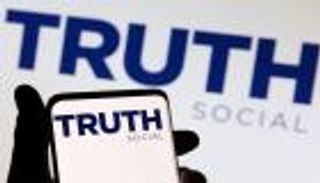 تطبيق Truth Social.. منصة ترامب تتصدر القائمة على متجر أبل