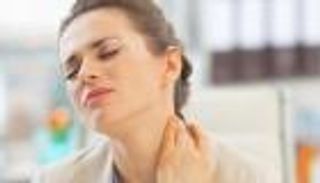 تزامن آلام الرقبة والكتف.. طبيب يكشف السبب 