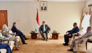 جانب من لقاء معين عبدالملك وديفيد بيزلي بعدن