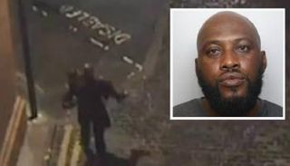 صورة نشرتها وسائل إعلام بريطانية للمجرم وهو يحمل ضحيته 