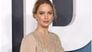 الفائزة بالأوسكار ترحب بطفلها الأول.. سنة أولى ماما