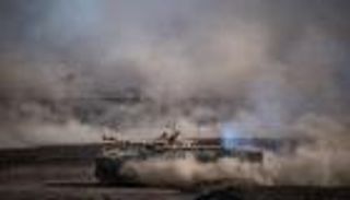 رتل عسكري روسي يتحرك من شبه جزيرة القرم في اتجاه أوكرانيا