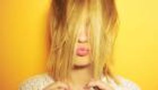 5 عادات شائعة تضر بالشعر عند الاستحمام