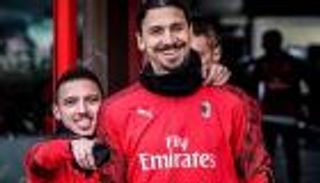 إبرا يشرح ساخرا.. لماذا لا يسدد بن ناصر الركلات الحرة في ميلان؟