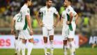 جمع شعره وانطلق.. نجم الجزائر يبهر الجماهير قبل موقعة المونديال