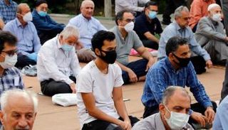 مسلمون يصلون في رمضان