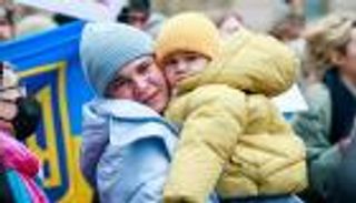 على حدود أوكرانيا.. أم بولندية تنتظر معجزة لاستعادة طفلها (فيديو)