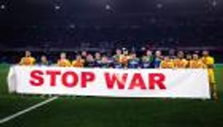 "أوقفوا الحرب".. الدوري الأوروبي يتفاعل مع الغزو الروسي (صور)