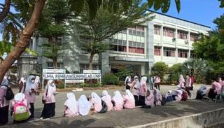 إجلاء طلاب المدارس الابتدائية بعد زلزال بإندونيسيا