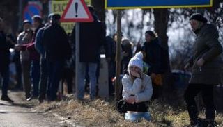 أوكرانيون يحاولون الخروج من البلاد هرباً من الهجوم الروسي