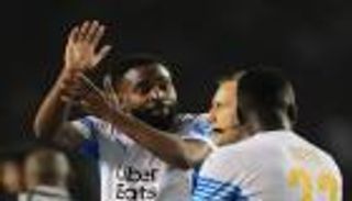 حالة نادرة.. لاعب يحتج على هدفه (فيديو)