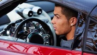 كريستيانو رونالدو يقود سيارته