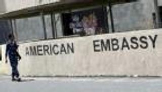 رهائن للضغط.. الحوثي تعتقل موظفا بسفارة أمريكا باليمن