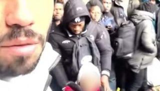 الشاب عراقي خلال مساعدة سيد حامل في أوكرانيا