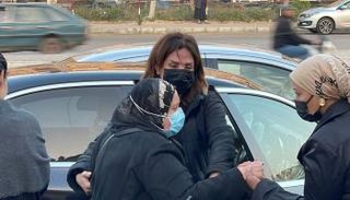 الفنانة أمل رزق خلال تشييع جثمان والدتها 