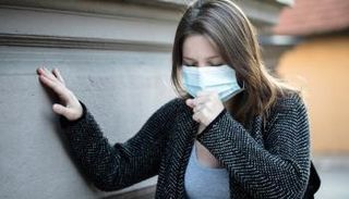 سيدة ترتدي كمامة للوقاية من كورونا