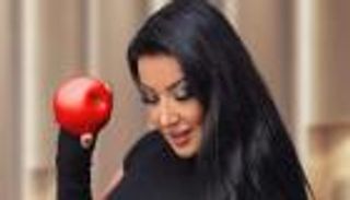 سمية الخشاب تستعرض أنوثتها بفستان أسود و"تفاحة" (صور)