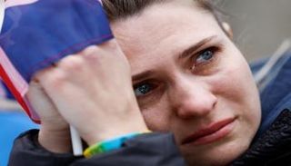 متظاهرة تبكي خلال مسيرة مؤيدة لأوكرانيا في لندن- رويترز