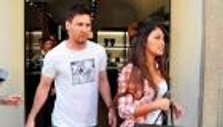 رسالة غرامية وأسيستات.. كيف احتفل ميسي بعيد ميلاد أنتونيلا؟