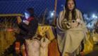 بث مباشر.. استمرار تدفق الأوكرانيين على حدود بولندا