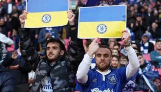  مشجعو تشيلسي يرفعون لافتات لدعم أوكرانيا 